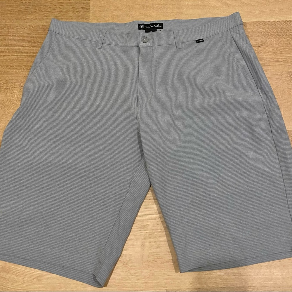 Travis Mathew Prestige Lifestyle Performance Golf shorts size 40 gray stripe